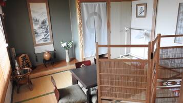 Private Vacation Home | 3 bedrooms, desk, iron/ironing board, free WiFi