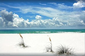 Beach nearby, sun-loungers - Family-Friendly and Beautifully Upgraded Villa Steps from Beach, pool & lake! (Miramar Beach)