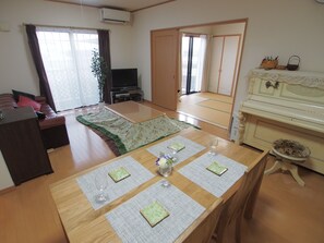 Private Vacation Home | 1 bedroom, free WiFi, bed sheets - Okazaki House up to 8 People (Okazaki)