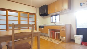 Una cocina con armarios de madera, estufa y lavamanos.