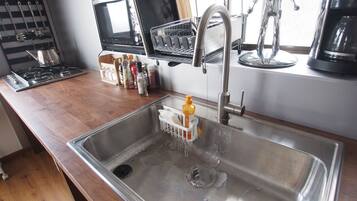 Casa (Private Vacation Home) | Cocineta privada | Refrigerador, microondas, parrilla de estufa y cafetera y tetera