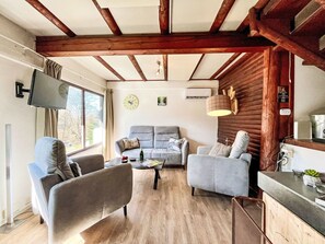 Fernseher, Kamin, Tischfußball