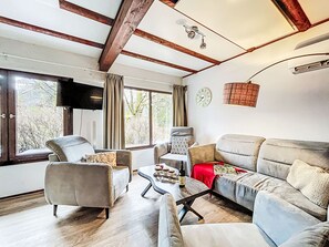 Televisión, chimenea y futbolito 