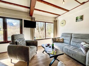 Fernseher, Kamin, Tischfußball