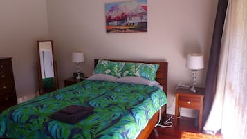 2 bedrooms, desk, WiFi