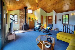 TV - ‘The Atomic Squirrel Lodge’ Lake Gregory Getaway! (Crestline)