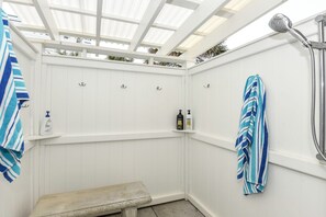 Een douche, een haardroger, handdoeken, zeep