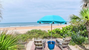 En la playa, camastros y toallas de playa