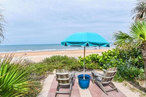 Plage, chaises longues, serviettes de plage