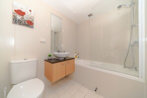 City Apartment, 2 Bedrooms | Bathroom | Combined shower/tub, hair dryer, towels, shampoo - Warm & Cosy Two-Bedroom Apartment in CBD (Auckland)