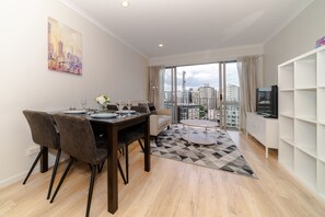 In-room dining - Warm & Cosy Two-Bedroom Apartment in CBD (Auckland)