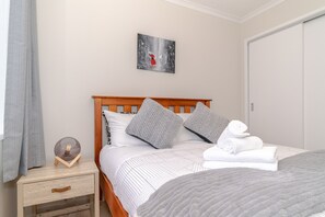 City Apartment, 2 Bedrooms | 2 bedrooms, bed sheets - Warm & Cosy Two-Bedroom Apartment in CBD (Auckland)