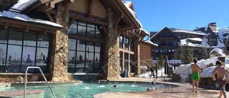 Een binnenzwembad en een buitenzwembad