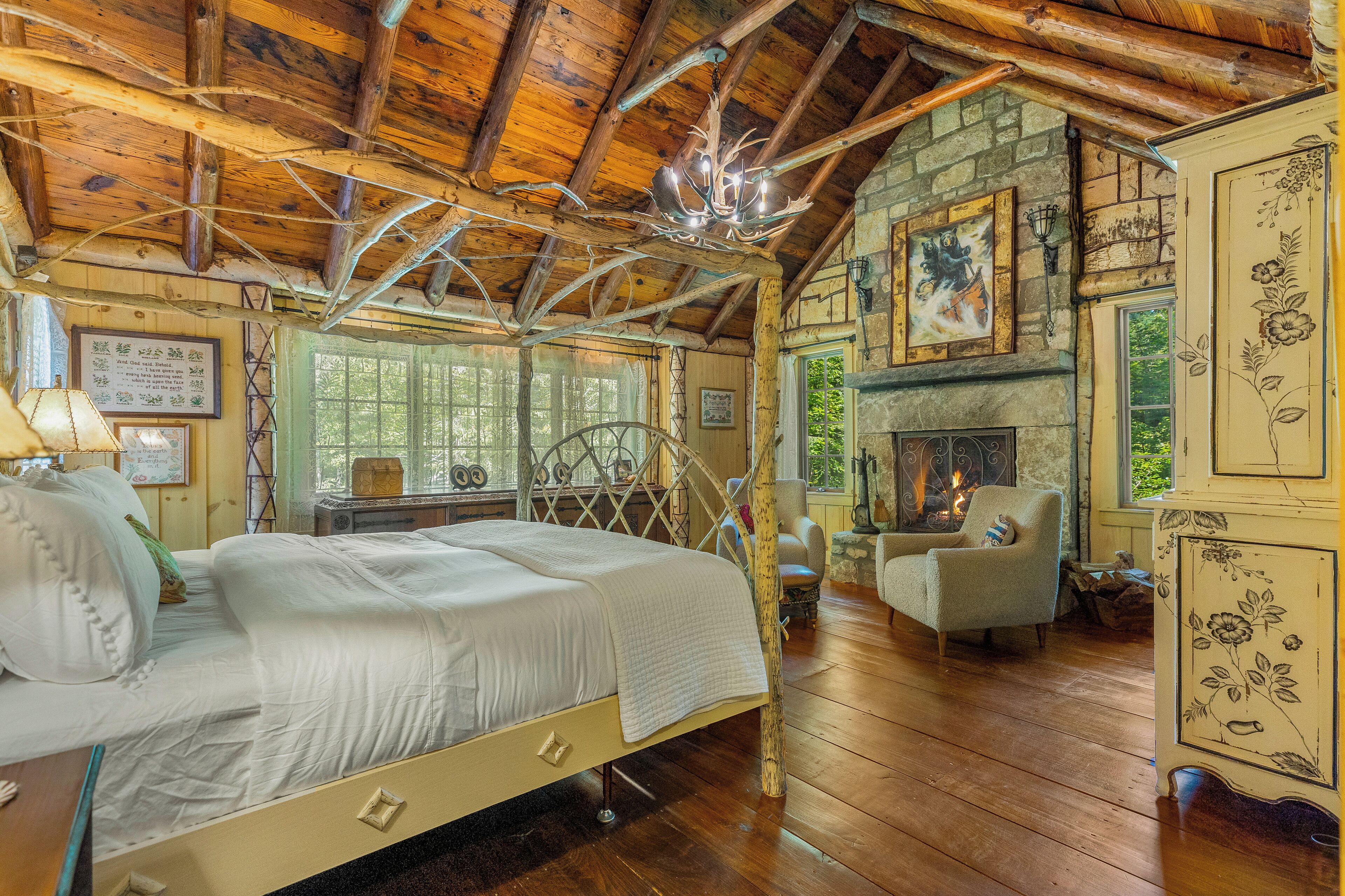 6 bedrooms, desk, iron/ironing board, travel crib