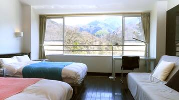 Twin Room | In-room safe, soundproofing, free WiFi