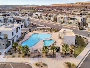 حمّام سباحة مُدفَّأ