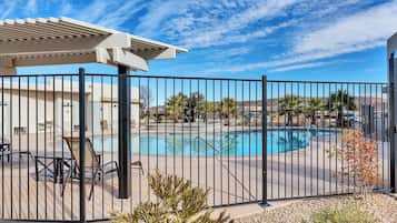 Een verwarmd zwembad