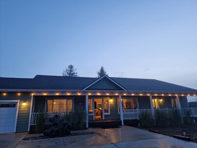 ★ Wild West Coast Getaway ★ Hot Tub ★ game room ★ Starlink ★ creek ★ in town ★