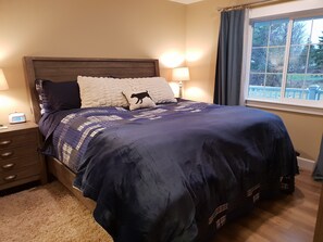 3 bedrooms, blackout drapes, iron/ironing board, travel crib - ★ Wild West Coast Getaway ★ Hot Tub ★ game room ★ in town ★ creek ★ comfy! ★ (Forks)