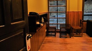 Un interior de fusta amb escriptori, cadira i finestra que donava a una paret de maó.