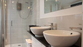 Cottage, Multiple Beds | Bathroom | Shower, hair dryer, towels