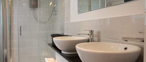 Cottage, Multiple Beds | Bathroom | Shower, hair dryer, towels