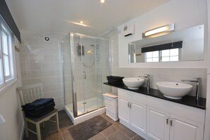 Cottage, nhiều giường | Phòng tắm | Buồng tắm vòi sen, máy sấy tóc, khăn tắm 