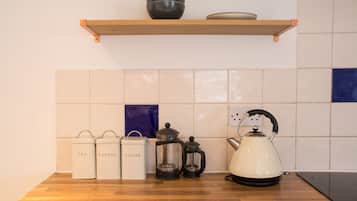 Cottage, Multiple Beds | Private kitchen | Fridge, microwave, oven, stovetop