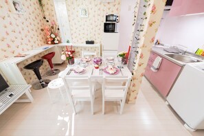 Deluxe Suite, 3 Bedrooms (1st Floor) | In-room dining
