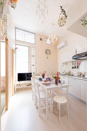 Deluxe Suite, 2 Bedrooms (2nd Floor) | In-room dining