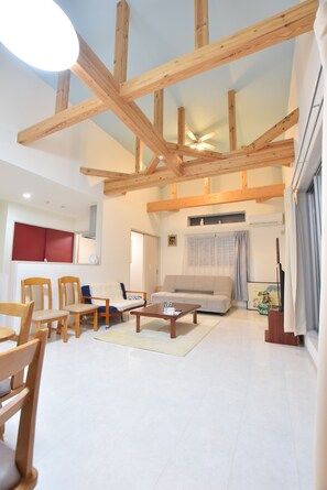 Casa (Private Vacation Home) | Sala de estar | Televisión de pantalla plana