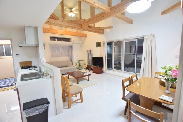 Casa (Private Vacation Home) | Sala de estar | Televisión de pantalla plana