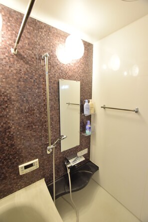 Private Vacation Home | Bathroom shower - Tsuruhashi House T (Osaka)