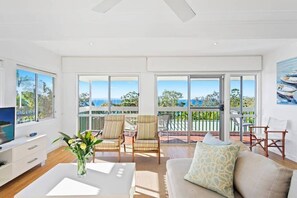 TV - Noosa Escape 2BR Ocean Views, Walk to Beach (Noosa Heads)