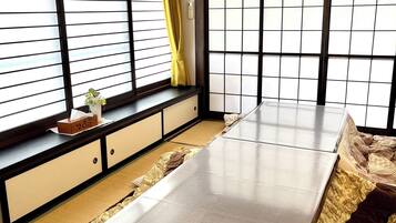 Villa in Japanse stijl, 3 slaapkamers, kitchenette (Private villa,Max 16guests,Mitsuba) | Woonruimte | Televisie, een tafeltennistafel, speelgoed en boeken