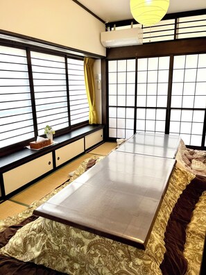 Vila em estilo japonês, 3 quartos, cozinha americana (Private villa,Max 16guests,Mitsuba) | Área de estar | TV 21 polegadas com canais a cabo, mesa de pingue-pongue, brinquedos