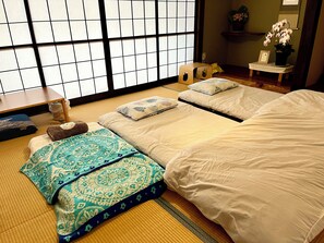 Vila em estilo japonês, 3 quartos, cozinha americana (Private villa,Max 16guests,Mitsuba) | 4 quartos, escrivaninha, espaço de trabalho para notebook