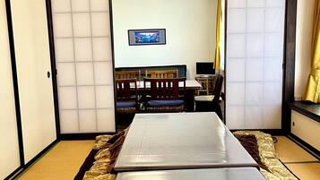 Villa in Japanse stijl, 3 slaapkamers, kitchenette (Private villa,Max 16guests,Mitsuba) | Woonruimte | Televisie, een tafeltennistafel, speelgoed en boeken