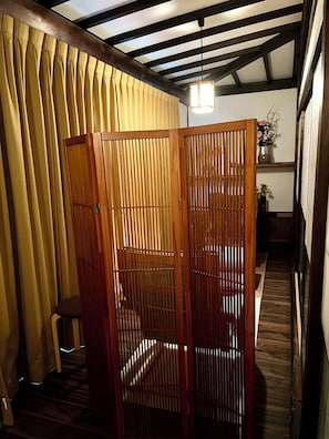 Casa de luxe (Private Vacation Home 12 guests) | Sala d'estar | Televisor, taula de tennis de taula, joguines i llibres