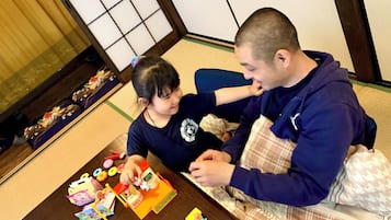 Vakantiehuis in Japanse stijl, 4 slaapkamers (Private villa,Max 16guests,Mitsuba) | 4 slaapkamers, een bureau, een laptopwerkplek, verduisterende gordijnen