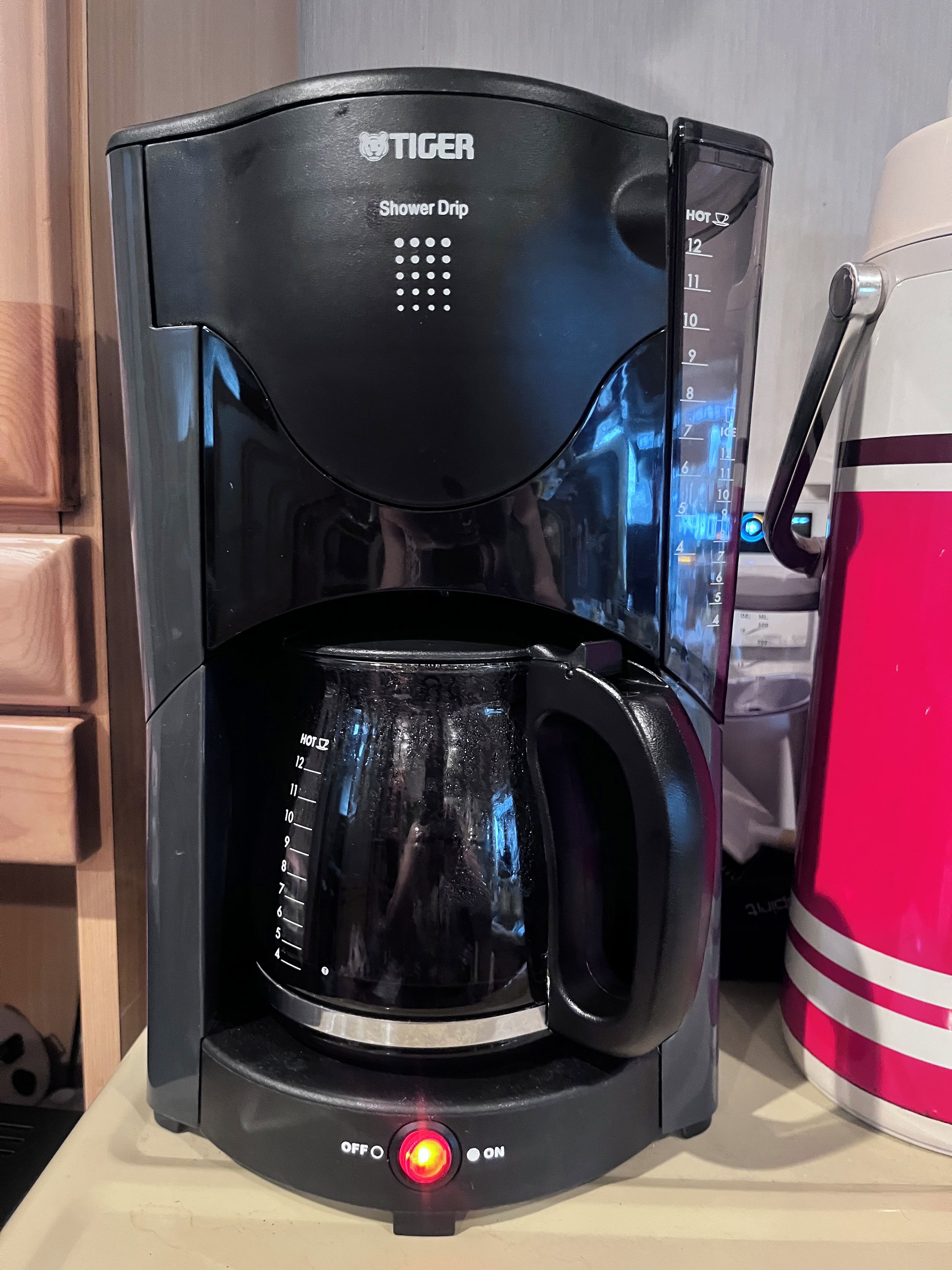 En sort kaffemaskine med dryp-funktion, indikator for varmt vand og digitalt display.