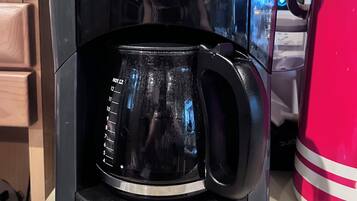 En sort kaffemaskine med dryp-funktion, indikator for varmt vand og digitalt display.