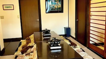 奢华独立别墅 (Private Vacation Home 12 guests) | 起居区 | 21-英寸电视(配备有线频道)、乒乓球、玩具