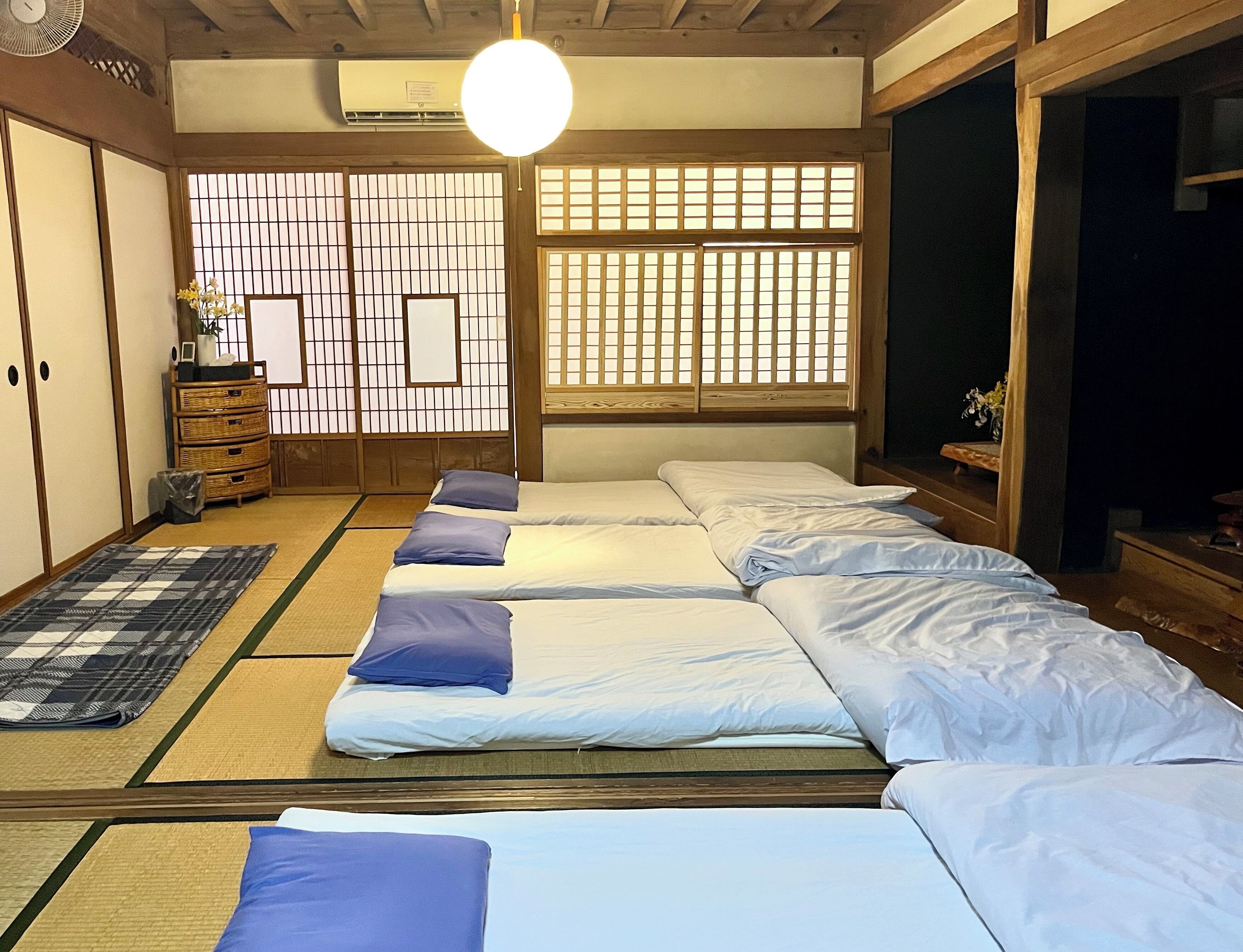 Luksusvilla, 2 soverom, kjøkken, hageutsikt (Private,Max 20 guests,Non Smoking) | 4 soverom, skrivebord for bærbar PC og strykejern/-brett