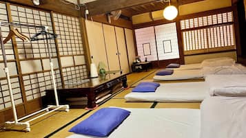 Rumah bergaya Jepang , 4 kamar tidur, lemari es & microwave (Private,Max 20 guests,Non Smoking) | 4 kamar tidur, ruang kerja ramah laptop, dan setrika/meja setrika