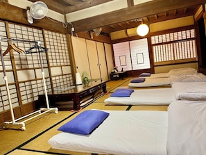 Casa de estilo japonés, 4 habitaciones, en el área del jardín (Private,Max 20 guests,Non Smoking) | 4 habitaciones y espacio para trabajar con laptop 