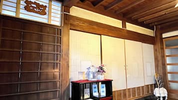 4 bedrooms, laptop workspace, iron/ironing board, free WiFi