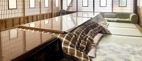 Japanilaistyylinen talo, 4 makuuhuonetta, puutarha-alue (Private,Max 20 guests,Non Smoking) | Oleskelualue | Taulutelevisio, DVD-soitin