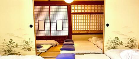 Maison de style japonais, 4 chambres, côté jardin (Private,Max 20 guests,Non Smoking) | 4 chambres, espace de travail pour ordinateurs portables