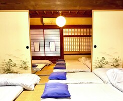 Casa de estilo japonés, 4 habitaciones, frigorífico y microondas (Private,Max 20 guests,Non Smoking) | 4 dormitorios y espacio para trabajar con un portátil